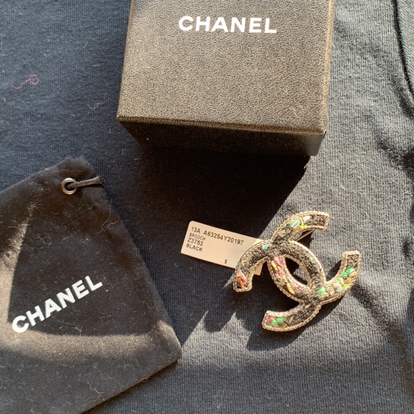 New CHANEL 🖤 Pin Brooch Silver Tone Black Pink Green Gray Blue Tan Tweed Thread - Picture 4 of 16